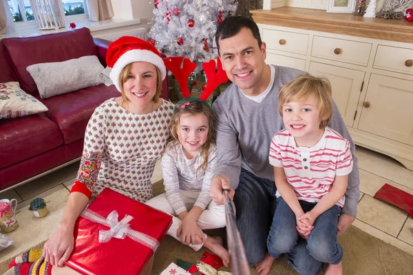 Familia tomando un selfie en Navidad — Foto de Stock