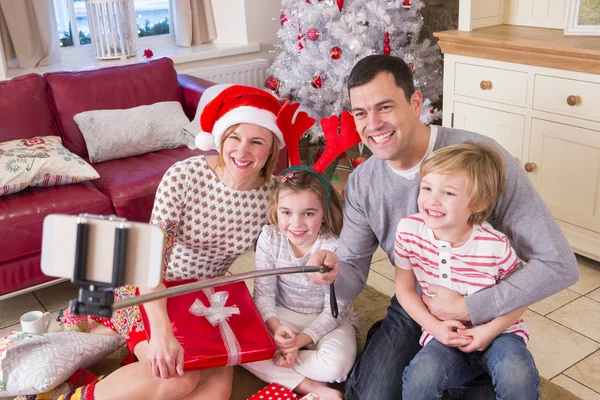 Família tomando uma selfie na época do Natal — Fotografia de Stock