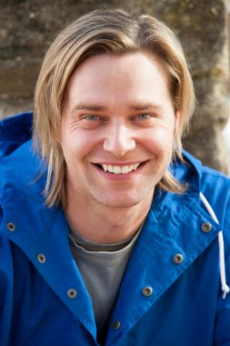 genç adam açık havada