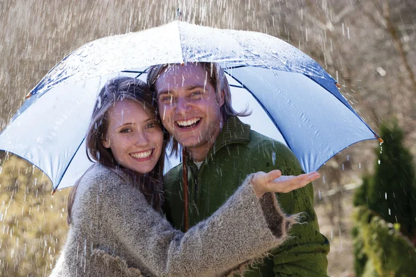 Genç çift yağmurda eğleniyor — Stok fotoğraf