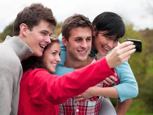 Vier Freunde machen ein Selfie im Freien — Stockfoto