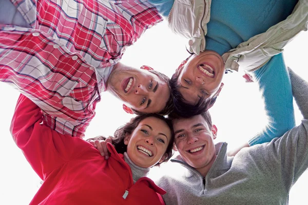 Cuatro amigos posan para la cámara al aire libre —  Fotos de Stock