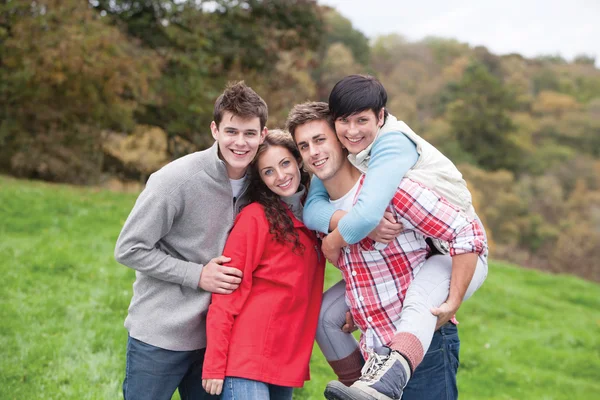 Vier Freunde posieren im Freien — Stockfoto