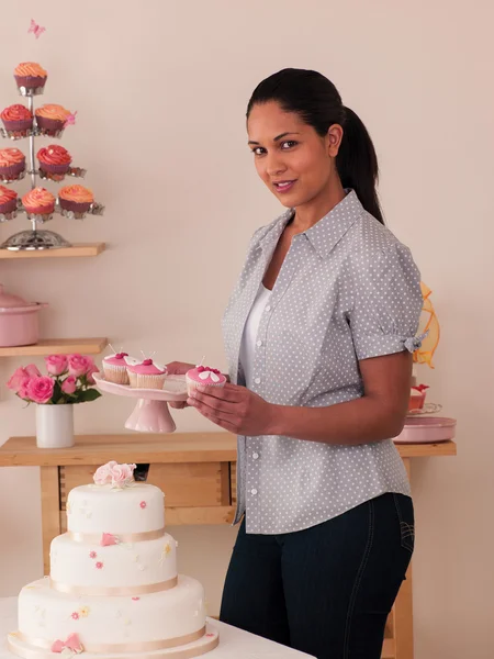 Mujer horneando en casa — Foto de Stock