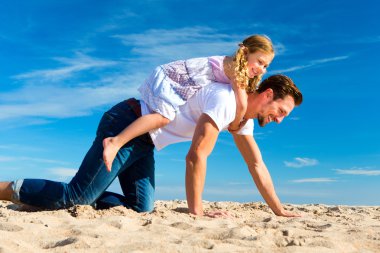 Baba ve kızı sahilde.