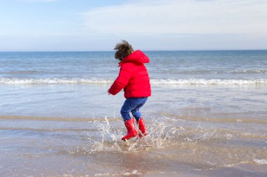 Denizde sıçramasına