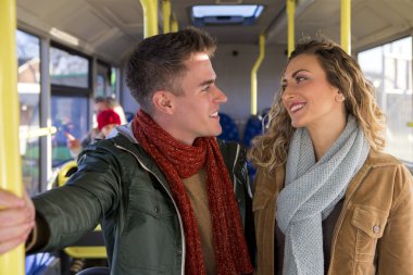 mutlu çift otobüste