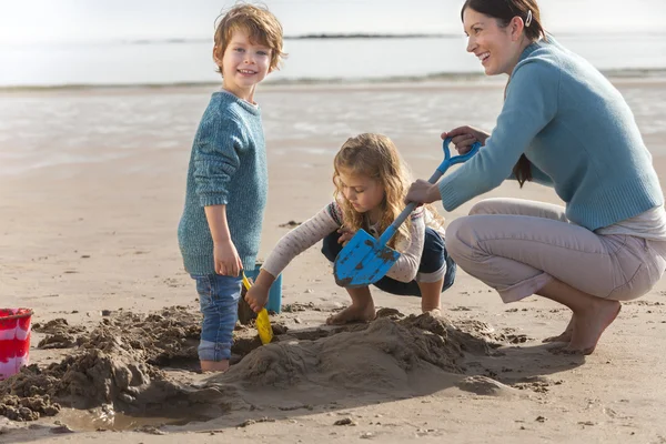 Matka i dwoje dzieci na plaży — Zdjęcie stockowe