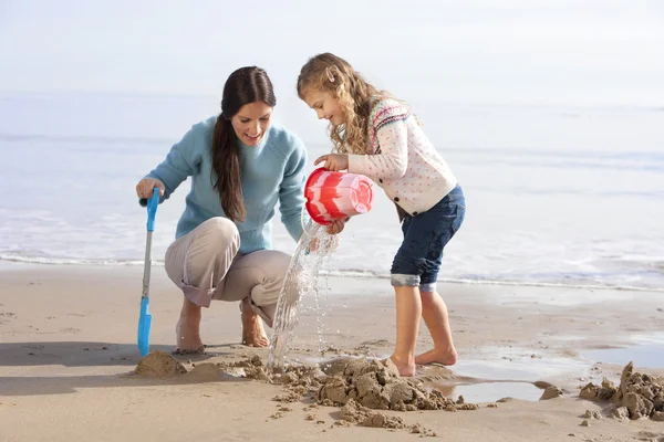 Mutter und Tochter am Strand — Stockfoto
