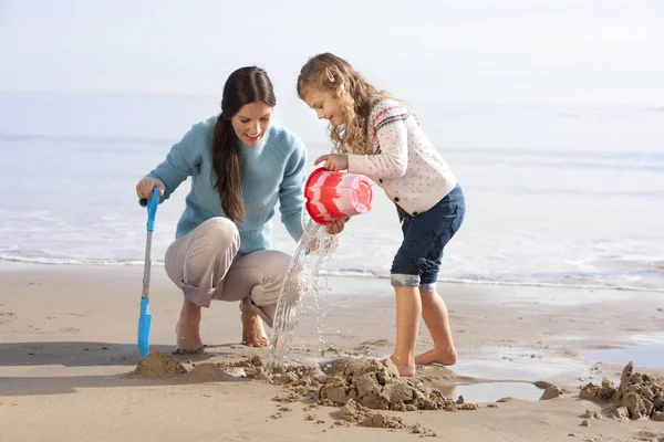 Madre e hija en la playa — Foto de Stock