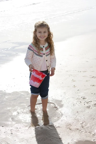 Menina na praia — Fotografia de Stock