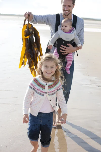 Otec s dětmi na pláži — Stock fotografie