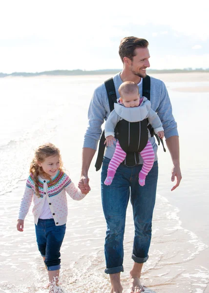 Отец и дети на пляже — стоковое фото