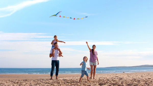 पतंग के साथ समुद्र तट पर परिवार — स्टॉक फ़ोटो, इमेज