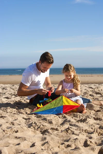 Vater und Tochter mit Drachen — Stockfoto