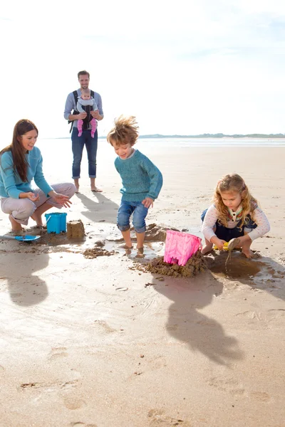 Familia en la playa — Foto de Stock