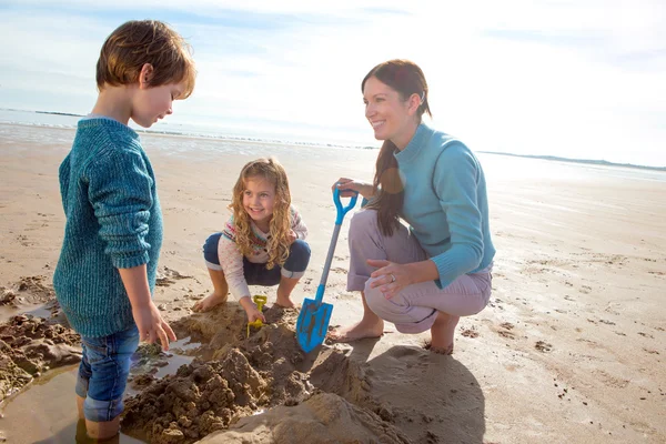 Mère et enfants sur la plage Creuser — Photo