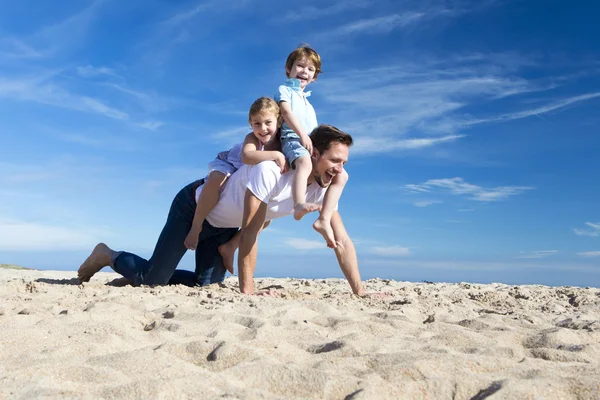 Pai e filhos na praia — Fotografia de Stock