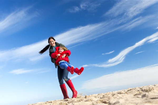 Mutter und Sohn am Strand — Stockfoto