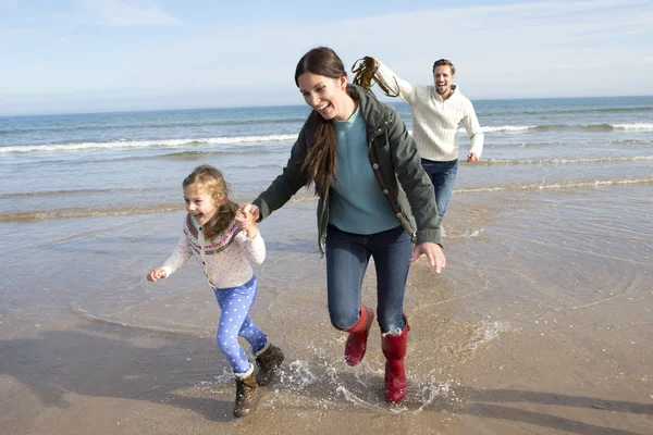 Famiglia sulla spiaggia — Foto Stock