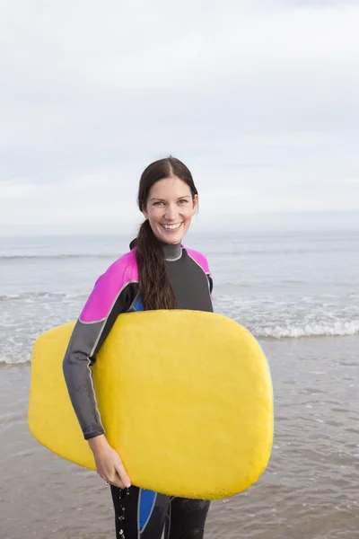 Surfista feminina com bodyboard — Fotografia de Stock