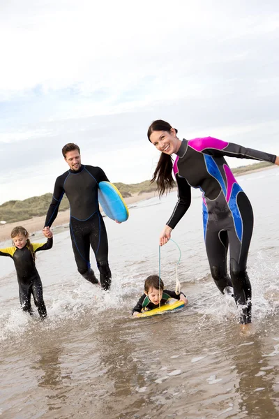 Família de surfistas — Fotografia de Stock