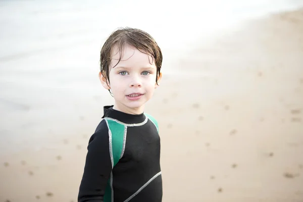 Pequeno menino vestindo roupa de mergulho — Fotografia de Stock