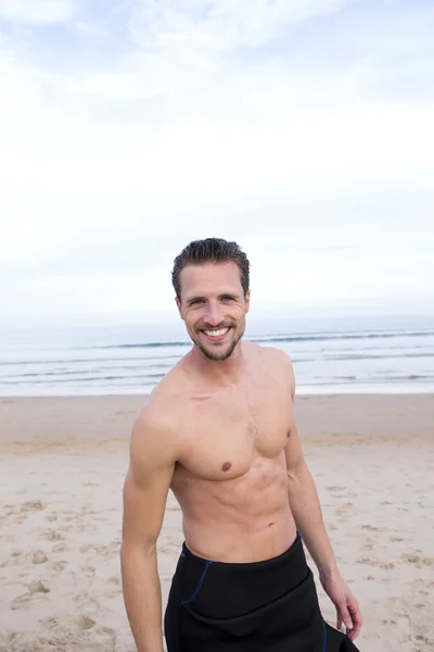 Surfista muscular en la playa —  Fotos de Stock