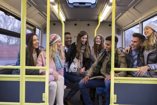 Junge Leute reisen gemeinsam mit dem Bus. — Stockfoto