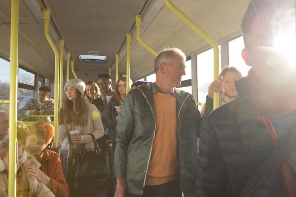 Les gens dans le bus — Photo