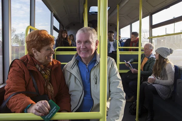 Seniorenpaar im Bus — Stockfoto