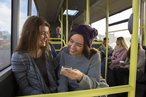 Dos mujeres en el autobús — Foto de Stock