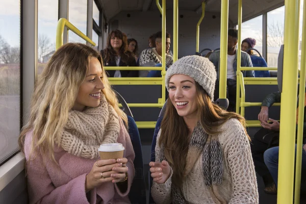 Två kvinnor chattar på en buss — Stockfoto