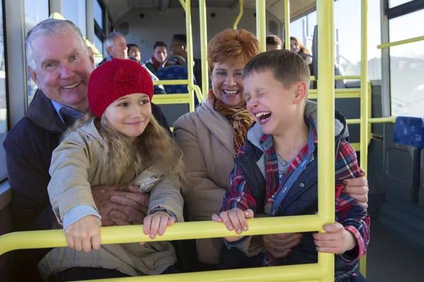 Grands-parents avec petits-enfants dans le bus — Photo