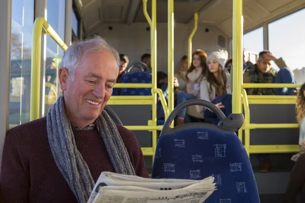 Homem sênior no ônibus — Fotografia de Stock