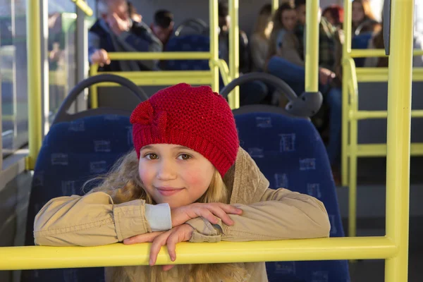 Μικρό κορίτσι Ποζάροντας στο λεωφορείο — Φωτογραφία Αρχείου