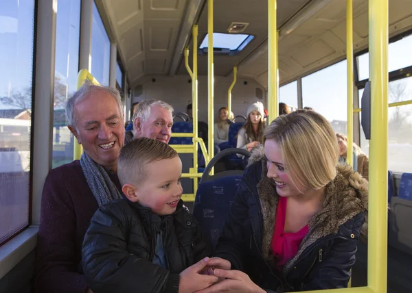 Mère avec son père et son fils dans le bus . — Photo