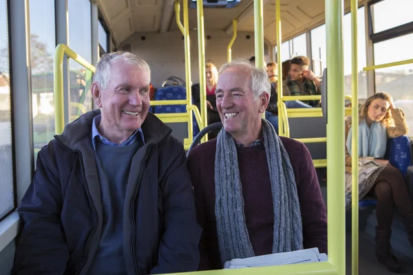 Старші чоловіки в автобусі — стокове фото