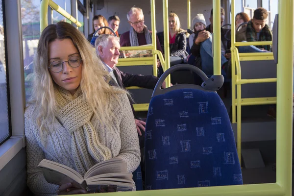 Mulher lendo no ônibus — Fotografia de Stock