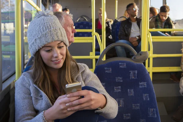 여자는 버스에 그녀의 전화를 사용 하 여 — 스톡 사진
