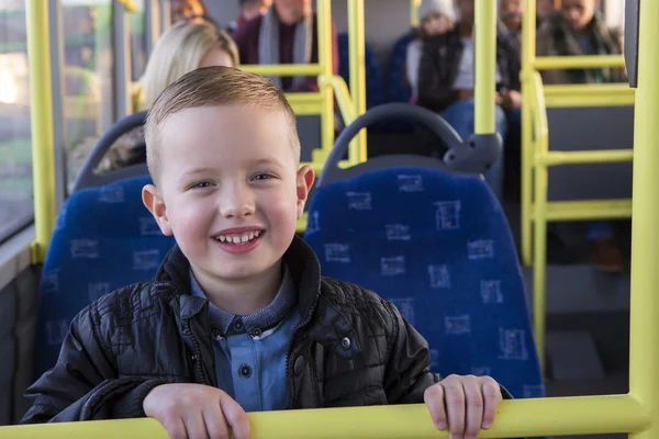 Jonge jongen op het bus — Stockfoto