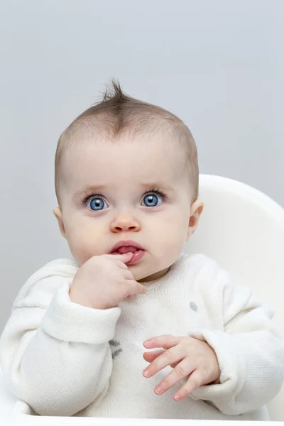 Förbryllad Baby i barnstol — Stockfoto
