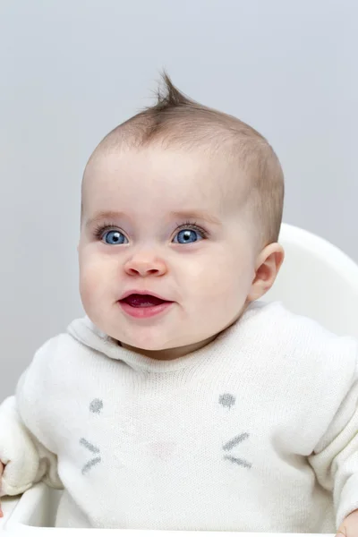 Bebé niña en silla alta — Foto de Stock