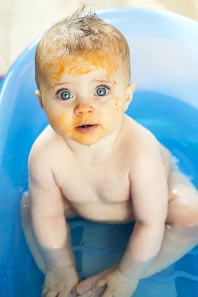 Bathtime voor baby — Stockfoto
