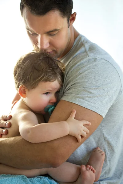 Vater tröstet Sohn — Stockfoto