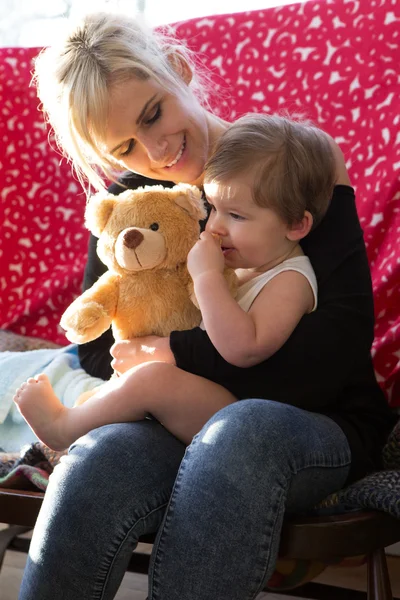 Madre con niño cansado — Foto de Stock