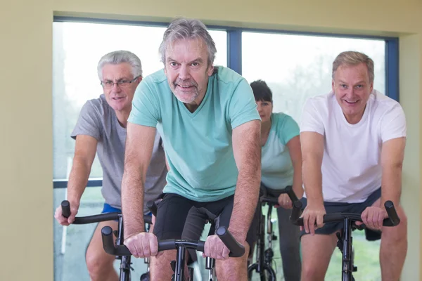 Seniorengruppe mit Spinning-Fahrrädern — Stockfoto