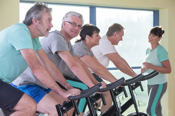 Groupe de personnes âgées utilisant des vélos de spinning — Photo