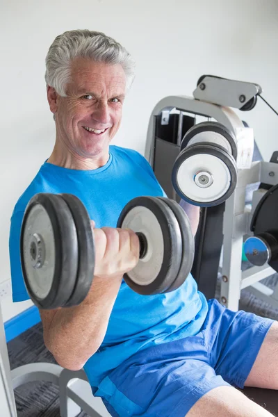 Senior man with weights — Stock Photo, Image