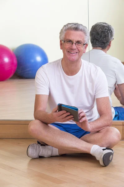 Mann entspannt sich nach dem Training — Stockfoto